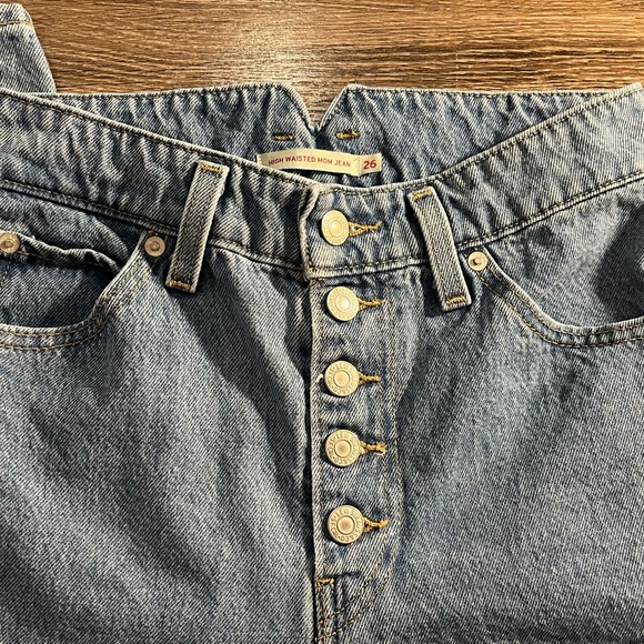 Levi's High Waisted Mom Jean Size - Picture 5 of 6